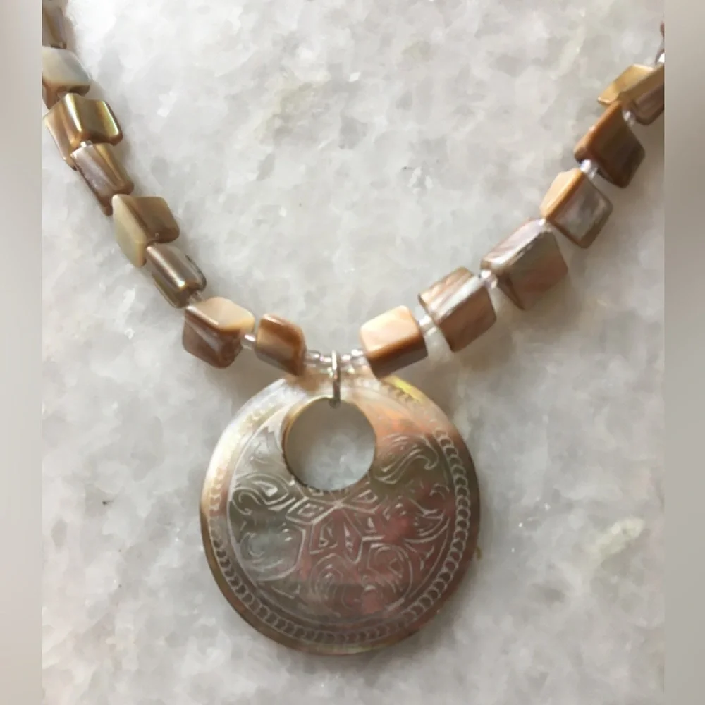 Elegant Beige Etched shell and beaded necklace and Shell anklet/bracelet 🐚🪸🌞🌼 - Picture 3 of 15
